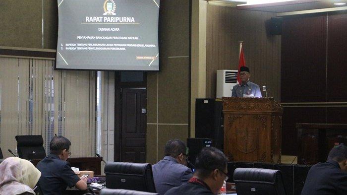 SEKDA Tala H Dahnial Kifli mewakili Pj Bupati menyampaikan dua raperda di gedung DPRD Tala, Kamis (22/2/2024) siang.