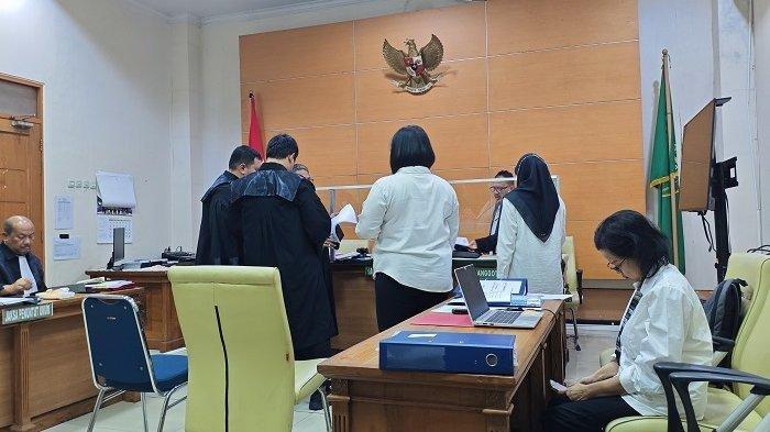 Suasana pemeriksaan dokumen pada sidang praperadilan Gubernur Kalimantan Selatan (Kalsel) Sahbirin Noor di PN Jakarta Selatan, Rabu (6/11/2024).