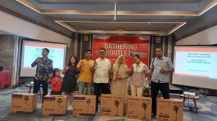 Sahrudin, Sales Area Manager Kalimantan Selatan dan Kalimantan Tengah Pertamina Lubricants, menyerahkan doorprize kepada outlet dan mekanik bengkel yang beruntung pada acara Outlet Gathering wilayah Sales Region VI Area Kalimantan Selatan
--