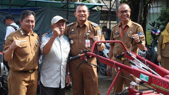 Salah satu Ketua Kelompok Tani, berfoto bersama Pj Bupati, Sekda HM Noor dan Kadis Pertanian HSS M Noor.