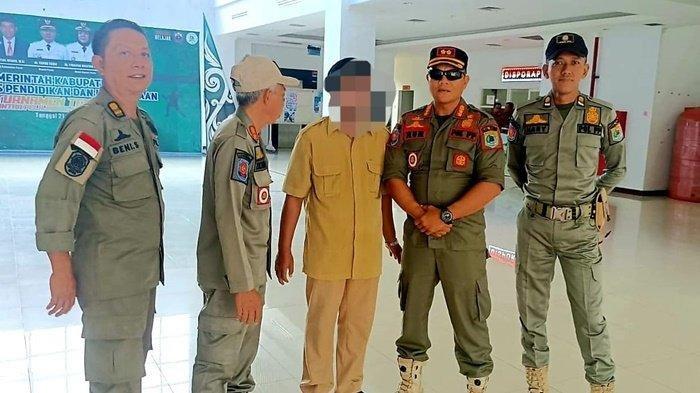 Satpol PP Paser saat melakukan pengamanan kepada seseorang yang diduga ODGJ di Kompleks Perkantoran, Kilometer 5, Kecamatan Tanah Grogot, Kabupaten Paser, Kalimantan Timur, Selasa (28/5/2024