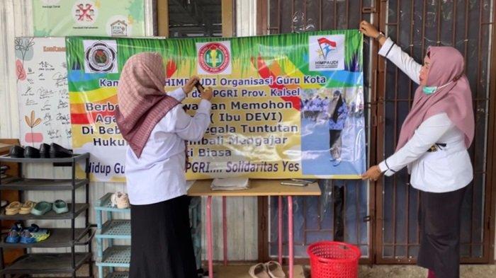 Sejumlah guru memasang spanduk memberi dukungan terhadap guru PAUD di Banjarmasin yang terjerat kasus dugaan kekerasan terhadap murid.