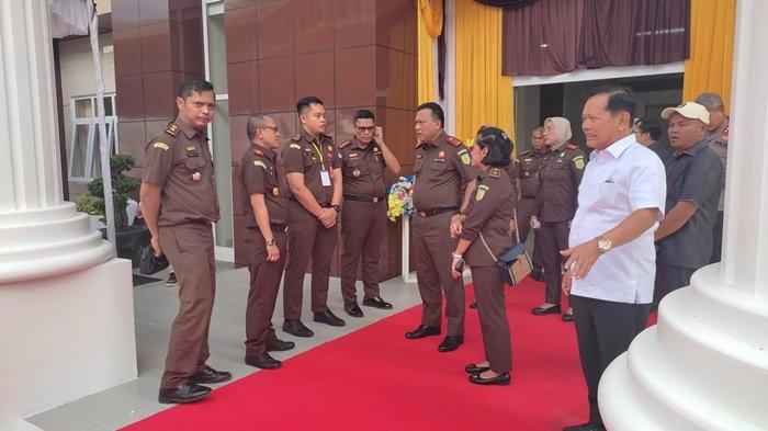 Sejumlah jajaran Kejari Tapin dan mantan Bupati Tapin, HM Arifin Arpan saat melepas kepulangan Kajati Kalsel, Mukri, usai peresmian gedung baru, Selasa (5/12/2023).
