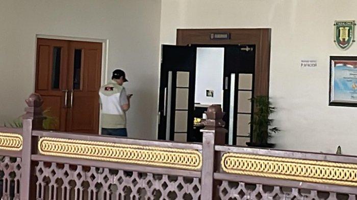 Sejumlah petugas KPK memasuki ruang kerja Gubernur Kalsel Sahbirin Noor, di Banjarbaru, Selasa (8/10/2024).