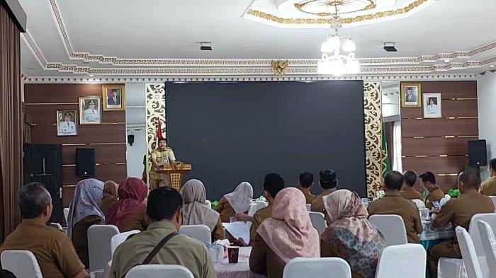 Sekda Batola Zulkipli Yadi Noor pimpin rapat koordinasi jelang PIN Polio di Aula Selidah , Kota Marabahan, Selasa (23/7/2024).