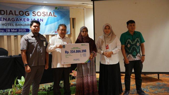 Sekretaris Daerah Banjar, HM Hilman, membuka kegiatan Dialog Sosial BPJS Ketenagakerjaan di Hotel Grand Qin Banjarbaru, Rabu (28/5/2025) kemarin