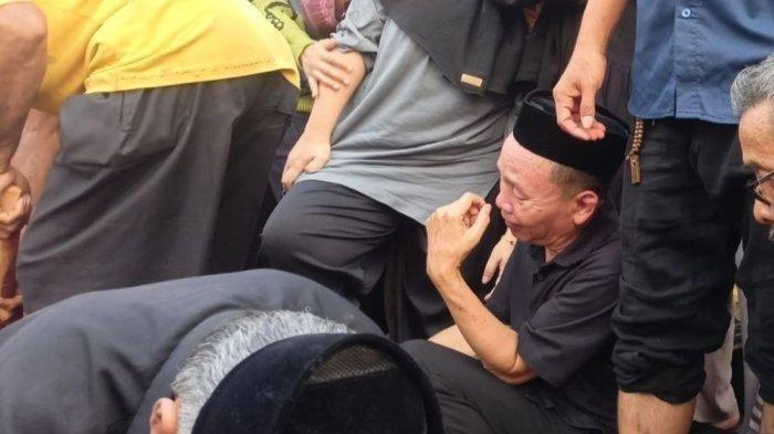 Sembari menangis, ayah Ayu Ting Ting mencium jenazah Zoltan yang meninggal dunia siang tadi di rumah sakit.