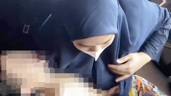 Seorang anak, E, menangis kesakitan karena cedera di bahu kirinya yang diduga akibat kekerasan dari oknum guru di sekolah PAUD Banjarmasin.