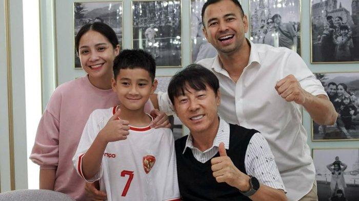 Shin Tae-yong berfoto bersama Raffi Ahmad, Nagita Slavina dan Rafathar Malik Ahmad.