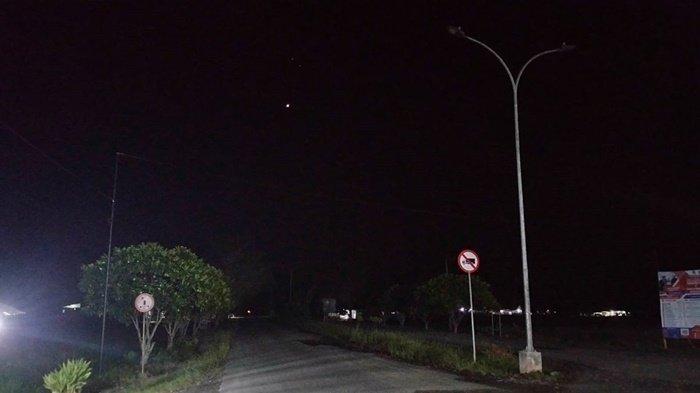 Situasi gelap akibat lampu PJU yang sudah setahun tak pernah menyala di Simpang Tiga Sepunggur menuju Kantor Bupati di Kabupaten Tanah bumbu (Tanbu), Provinsi Kalimantan Selatan.