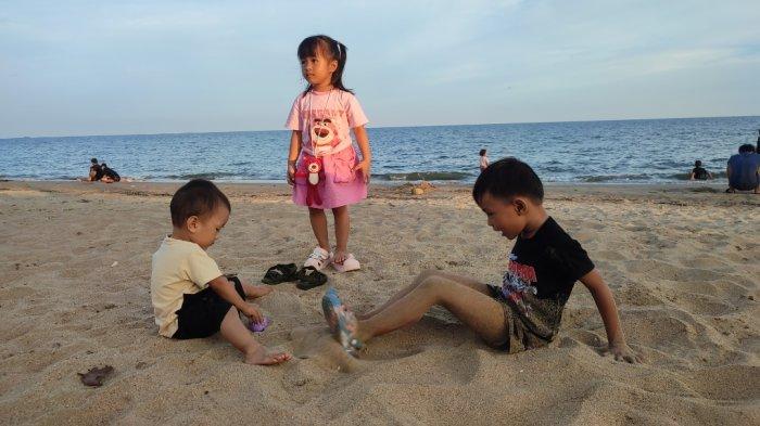 Suasana Pantai Borneo Beach Jorong, Pelaihari, Kabupaten Tanah Laut, yang baru saja dibuka di tahun 2024 ini.