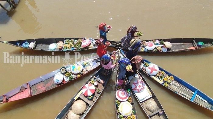 Suasana lomba formasi Jukung di Festival Pasar Terapung Lok Baintan 2024 di Kabupaten Banjar, Sabtu (27/7/2024).