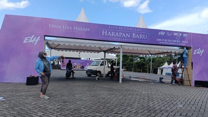 Suasana penukaran tiket Band Ungu dan kondisi panggung utama.