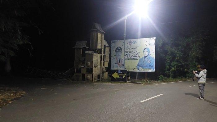 Suasana sepi menyelimuti kawasan Kiram Park, Kamis (7/11/2024) malam. Desa Kiram dikabarkan menjadi satu tempat tujuan, oleh Penyidik KPK dalam memburu Gubernur Kalsel, Sahbirin Noor.
