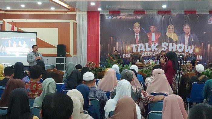 TALK SHOW - Suasana Talk Show Forum Kebijakan Pendidikan yang digelar Disdikbud Tala di Balairung, Pelaihari, Kamis (21/11).