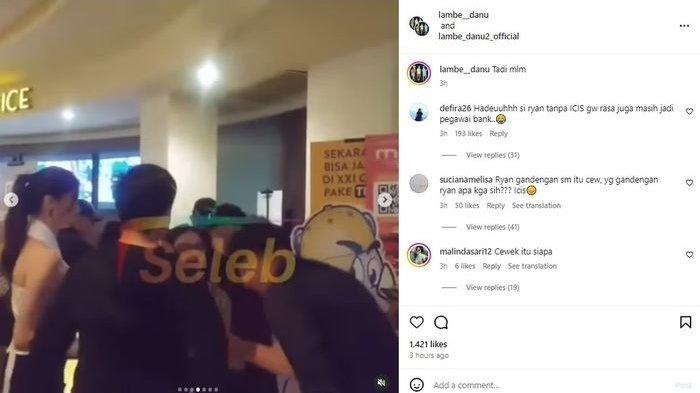 Tanpa Ria Ricis, Teuku Ryan terlihat bersama Celia Thomas di gala premier Layangan Putus Movie di XXI Plaza Indonesia, Selasa (20/12/2023).