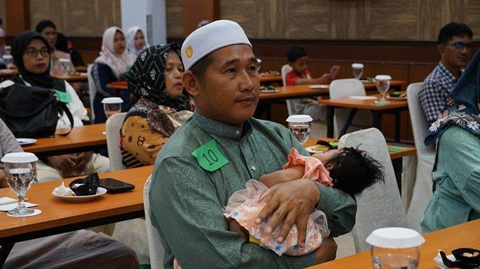 Pemerintah Kota Banjarmasin bersama Baznas Banjarmasin menggelar program acara syukuran dan tasmiyah (pemberian nama, red) serta program pendampingan dan pelayanan ibu hamil sehat tahun 2023, di hotel Rodhita Banjarmasin, Rabu (20/12/2023).