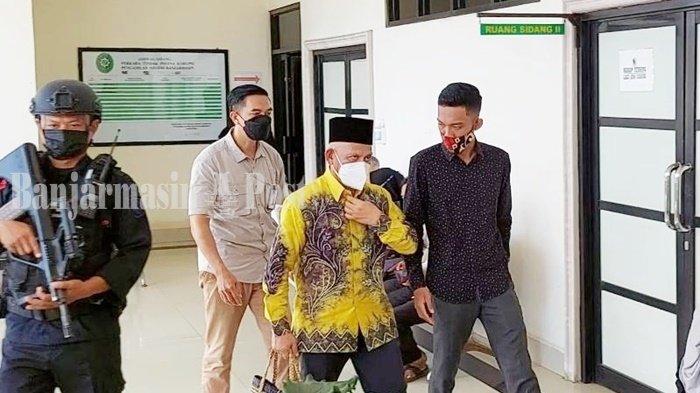 Terdakwa kasus dugaan korupsi, Bupati Hulu Sungai Utara (HSU) nonaktif, H Abdul Wahid, saat tiba di Gedung Pengadilan Tipikor Banjarmasin, Senin (11/4/2022).
