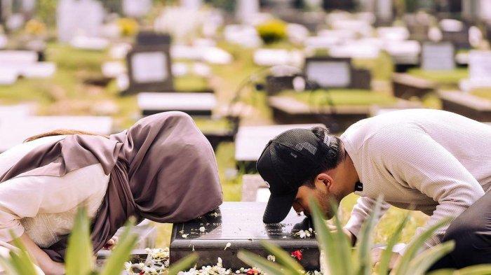 Thariq Halilintar dan Aaliyah Massaid saat berziarah ke kuburan Adjie Massaid.