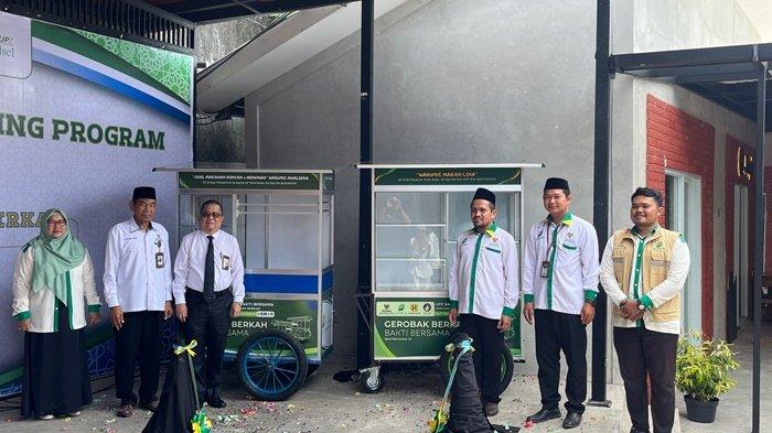 Foto bersama UPZ Bakti Bersama dengan UPZ Bank Kalsel dalam rangka memberikan gerobak berkah kepada 40 penerima manfaat, Senin (14/10/2024).