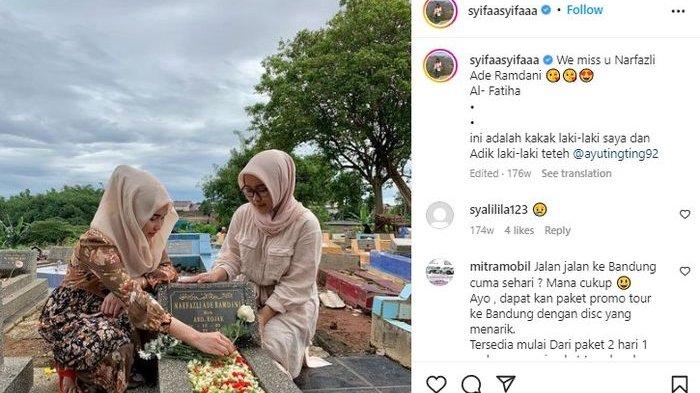 Umi Kalsum dan Syifa ziarah ke makam adik Ayu Ting Ting.
