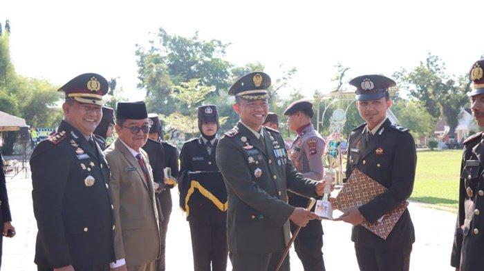 Upacara Peringatan HUT Bhayangkara ke-77 di Lapangan Dwi Warna, Kota Barabai, Kabupaten Hulu Sungai Tengah (HST), Provinsi Kalimantan Selatan.