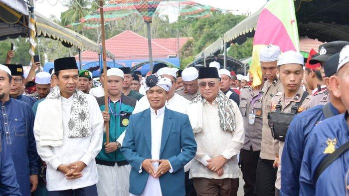 Ustadz Abdul Somad disambut Pemimpin Ponpes Minhajul Abidin didampingi Bupati HSS H Achmad Fikry, Minggu (17/9/2023) di Desa Telaga Bidadari Kecamatan Sungai Raya, HSS.