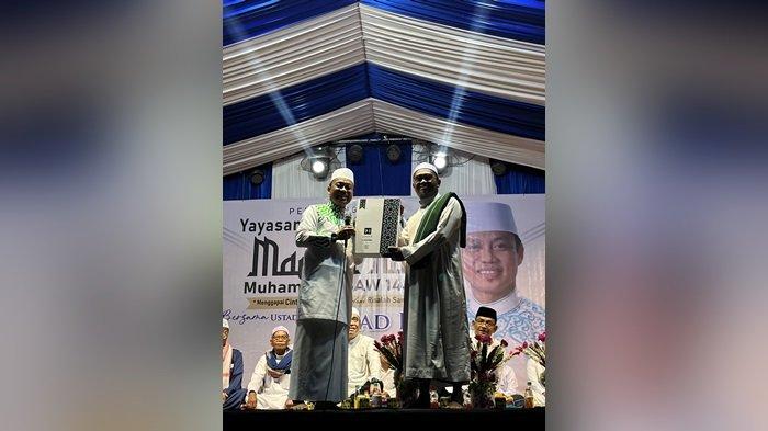 Ustadz Das’ad Latif dalam gelaran Safari Maulid Nabi hari ketiga di Guntung Manggis, Jumat (4/10/2024) malam. Acara ini dihadiri Pimpinan Yayasan Abdul Aziz Halaby, Hj Erna Lisa Halaby
