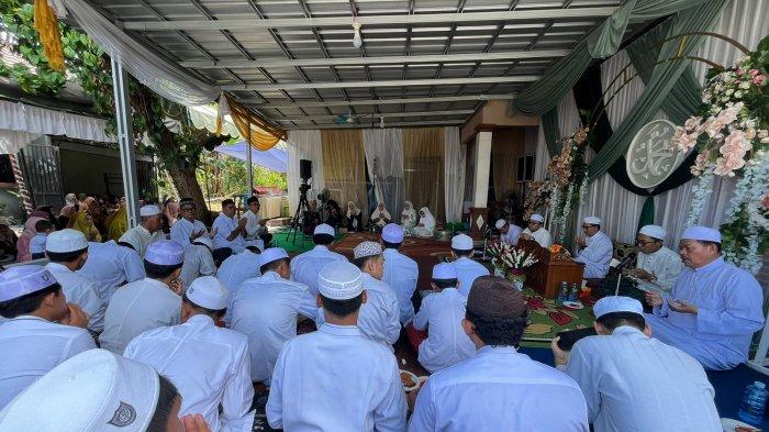 Ustaz Ahmad Sufian Al Banjari mendoakan pasangan calon kepala daerah Banjarbaru, Lisa - Wartono dan menegaskan jika perempuan boleh memimpin.