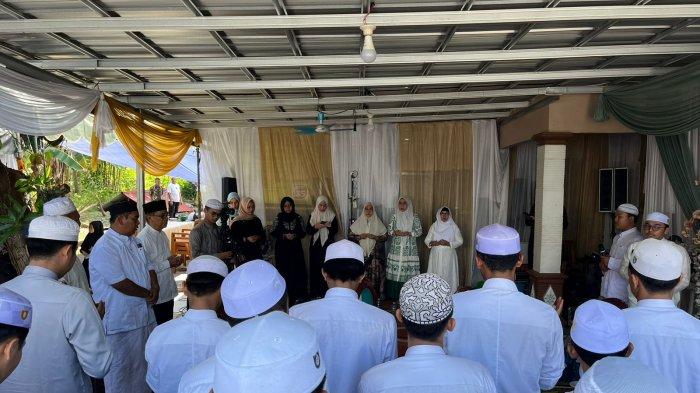 Ustaz Ahmad Sufian Al Banjari mendoakan pasangan calon kepala daerah Banjarbaru, Lisa - Wartono dan menegaskan jika perempuan boleh memimpin.