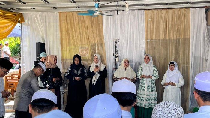Ustaz Ahmad Sufian Al Banjari mendoakan pasangan calon kepala daerah Banjarbaru, Lisa - Wartono dan menegaskan jika perempuan boleh memimpin.