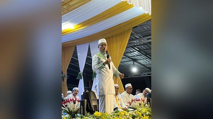 Ustaz Das’ad Latif mengomentari soal polemik boleh tidaknya perempuan memimpin suatu daerah.  Hal itu dia sampaikan dalam tausiahnya di Safari Maulid hari keempat yang digelar Yayasan Abdul Aziz Halaby di Jalan Kelapa Gading RT 04 RW 01, Sabtu (05/10/2024) malam.