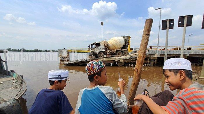 Viral truk molen yang mengalami insiden di dermaga penyeberangan Sungai Gampa berhasil dievakuasi, Rabu (11/10/2023) sekitar pukul 01.40 Wita.