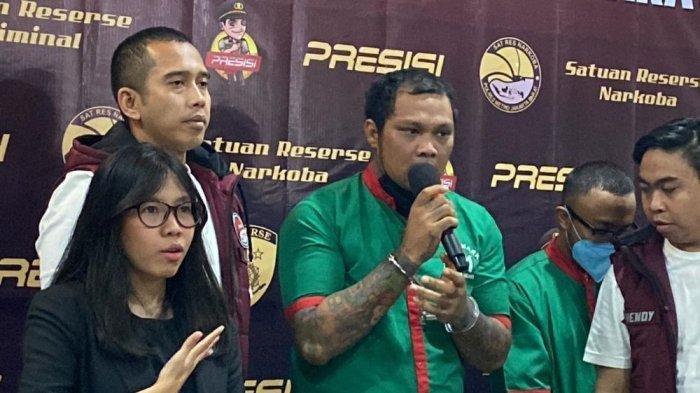 Virgoun ketika ditampilkan dalam giat rilis penyalahgunaan kasus narkoba menggunakan baju tahanan dengan tangan diborgol, Selasa (25/6/2024).