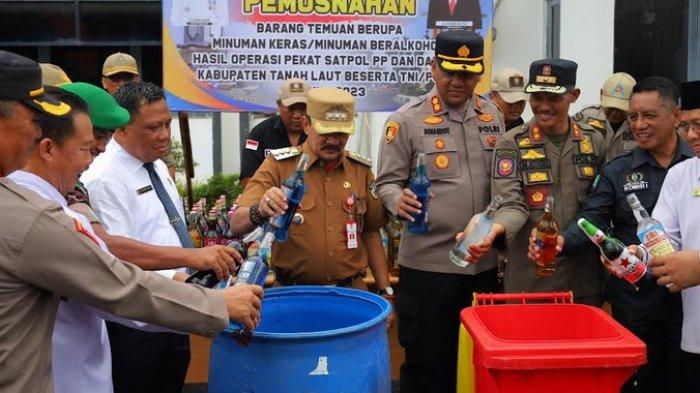 WAKET Komisi I DPRD Tala H Zazuli (ketiga kanan) bersama Pj Bupati Tala H Syamsir Rahman dan Forkopimda memusnahkan miras, Senin (15/1) pagi.