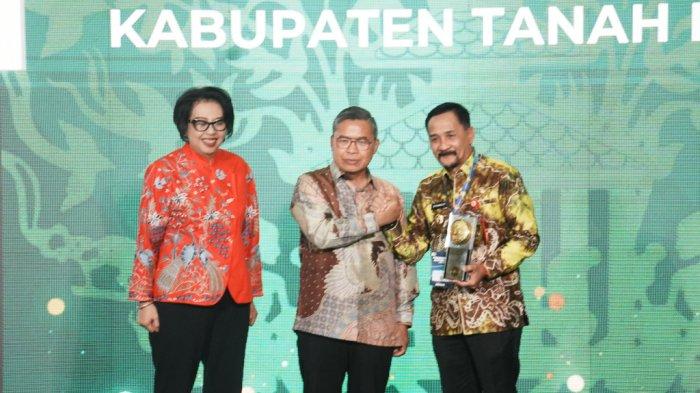 WAMEN LHK RI Alue Dohong PhD menyerahkan Piala Adipura 2023 kepada Pj Bupati Tala Drs H Syamsir Rahman MS di Jakarta, Selasa (5/3) siang.