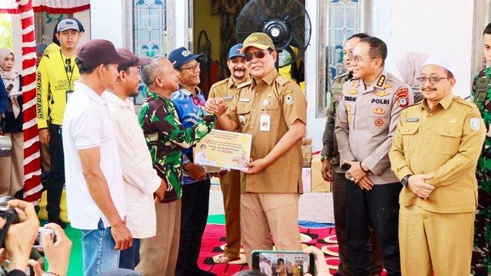 Wakil Bupati Banjar, Habib Idrus Al Habsyie, mendampingi Gubernur Kalimantan Selatan, Sahbirin Noor, pada kegiatan tanam dan sukuran panen padi di Desa Sungai Rangas Hambuku, Kecamatan Martapura Barat, Selasa (19/9/2023).