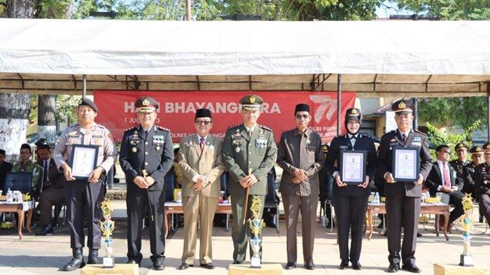 Wakil Bupati Hulu Sungai Tengah (HST), Drs H Mansyah Sabri, bersama Forkopimda dalam rangkaian kegiatan memperingati HUT Bhayangkara ke-77 di Lapangan Dwi Warna, Kota Barabai, Provinsi Kalimantan Selatan.