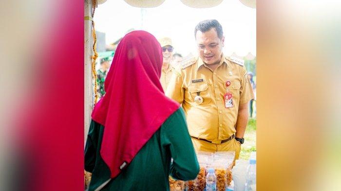 Wali Kota Banjarbaru, Aditya Mufti Ariffin, mendatangi tiap stan Pasar Murah di Kelurahan Sungai Ulin, Senin (20/11/2023).