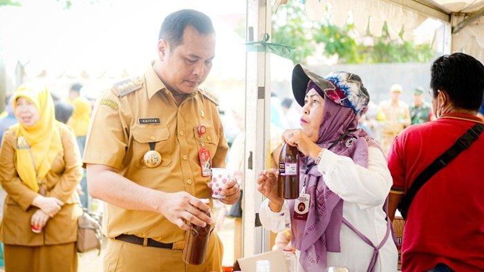 Wali Kota Banjarbaru, Aditya Mufti Ariffin, dialog dengan penjaga stan Pasar Murah di Kelurahan Sungai Ulin, Senin (20/11/2023).