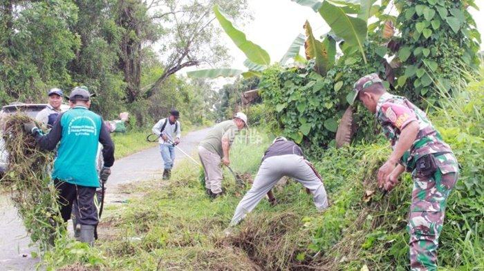 Warga bergotong royong membersihkan saluran air di Jalan Sriwijaya Kelurahan Landasan Ulin Utara, Banjarbaru.