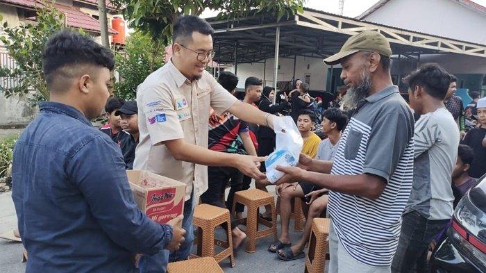 Warga terdampak kabut asap di Banjarmasin saat menerima paket bantuan dari PT XL Axiata Tbk (XL Axiata).