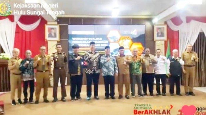 Foto bersama di tempat Workshop Pengelolaan Keuangan dan Pembangunan Desa se-Provinsi Kalimantan Selatan di Kota Kandangan, Senin (24/7/2023).
