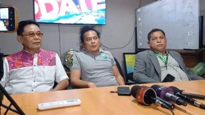 KASUS HAK CIPTA - Yoni Dores (kiri) dan pengacara Deolipa Yumara (tengah) ketika ditemui di Polda Metro Jaya, Selasa (3/6/2025). Yoni Dores ungkap alasan laporkan Lesti Kejora ke polisi soal dugaan pelanggaran hak cipta.
