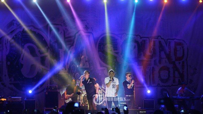 RIDERS - Aksi panggung personil band Ungu tampil menghibur penggemarnya dalam konser Clas Sound Sation yang di gelar di stadion Andi Matalatta, Sabtu (13/12).