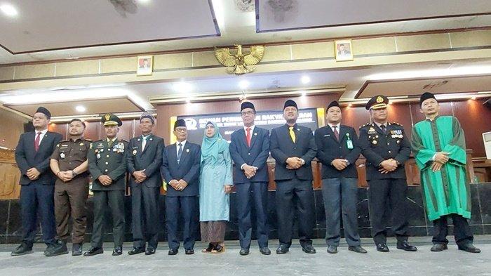 Setelah dilantik menjadi anggota DPRD Kabupaten Tanah Laut, HM Saleh Baseri dan istri (tengah) foto bersama Bupati, pimpinan dewan dan forkopimda, Senin (18/9/2023).