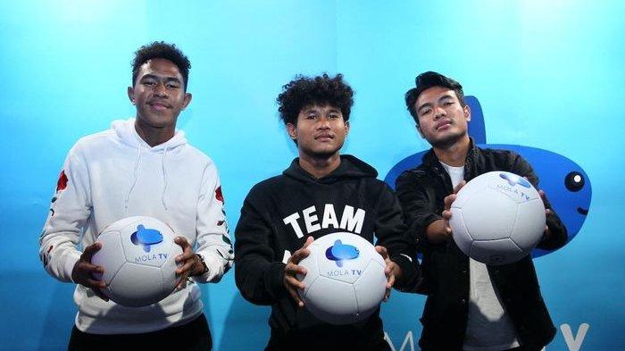 Braif Fatari, Bagus Kahfi dan Brylian Aldama para pemain Garuda Select angkatan pertama sedang berpose bersama pada acara Konferensi Pers Mola TV dan Screening Film Dokumenter Garuda Select - The Series