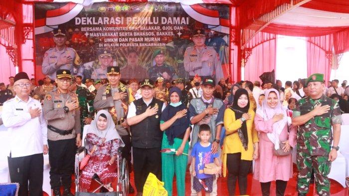 Deklarasi Pemilu Damai bersama komunitas BPK, Balakar, ojol, dan masyarakat serta bakti sosial, bakkes, bazar UMKM , dan pasar murah yang dilaksanakan oleh Polresta Banjarmasin di Balai Kota Banjarmasin, Rabu (10/1/2024). Kegiatan dibuka Kapolda Kalsel Irjen Pol WInarto didampingi Kapolres Banjarmasin Kombes Sabana Atmojo.