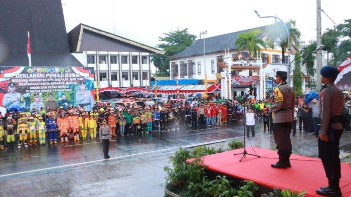 Deklarasi Pemilu Damai bersama komunitas BPK, Balakar, ojol, dan masyarakat serta bakti sosial, bakkes, bazar UMKM , dan pasar murah yang dilaksanakan oleh Polresta Banjarmasin di Balai Kota Banjarmasin, Rabu (10/1/2024). Kegiatan dibuka Kapolda Kalsel Irjen Pol WInarto didampingi Kapolres Banjarmasin Kombes Sabana Atmojo.