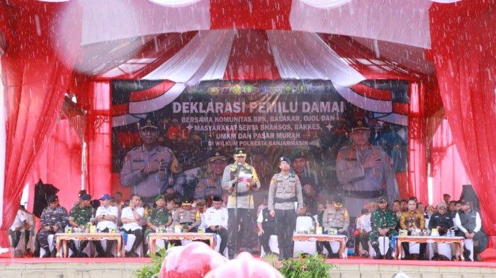 Deklarasi Pemilu Damai bersama komunitas BPK, Balakar, ojol, dan masyarakat serta bakti sosial, bakkes, bazar UMKM , dan pasar murah yang dilaksanakan oleh Polresta Banjarmasin di Balai Kota Banjarmasin, Rabu (10/1/2024). Kegiatan dibuka Kapolda Kalsel Irjen Pol WInarto didampingi Kapolres Banjarmasin Kombes Sabana Atmojo.